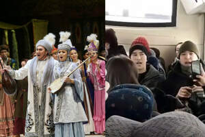 Студенты исполнили оперную партию в автобусе Нур-Султана 