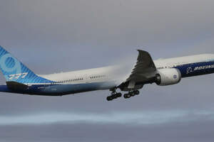 Самый крупный в мире пассажирский самолет Boeing 777X впервые поднялся в небо 