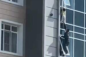 Житель Нур-Султана спас ребёнка от падения с 8-го этажа 
