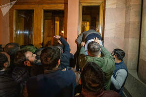 Протесты в Армении: до полусмерти избит спикер парламента 