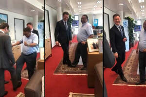 Участники министерской встречи ОПЕК+ начали здороваться ногами из-за коронавируса 