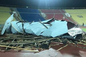 Крышу сорвало ветром на стадионе в Шымкенте. Как это было 