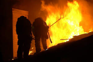 Пожар уничтожил склад дверей в Атырау, есть пострадавший 
