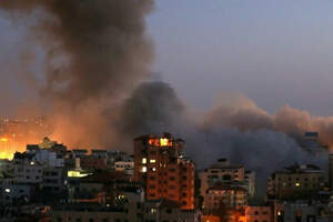 Израиль ракетой разрушил 16-этажное здание в центре Газы. Видео 