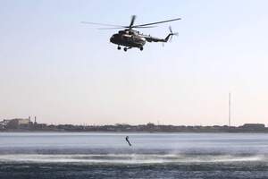 Рабочих в Каспийском море эвакуировал армейский вертолет  