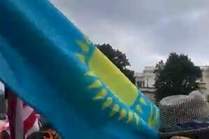 Казахстанский флаг штурмовал Капитолий в США. Видео 
