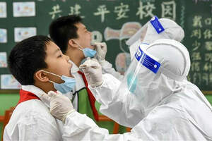 Китай создал вакциону против COVID из клеток насекомых 