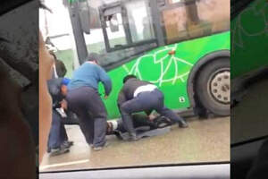 «Алга под автобусы!» — человека буквально выдернули из-под днища автобуса в Алматы 