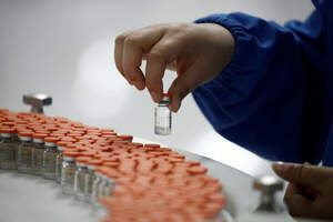 Китайцы сотнями тысяч вакцинируются от COVID, многие — нелегально. Видео  