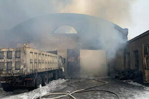Семь грузовиков сгорели в Караганде, видео 