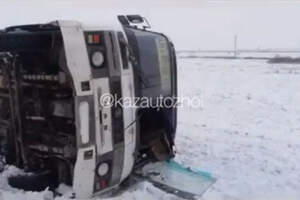 Перевернулся автобус с 23 пассажирами на трассе близ Актобе 