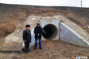 Затерянный мир. Через туннель общаются с чиновниками жители села в Атырауской области 