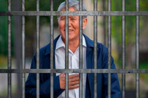 Алмазбека Атамбаева удалили из зала суда за то, что он хотел выйти из зала суда 