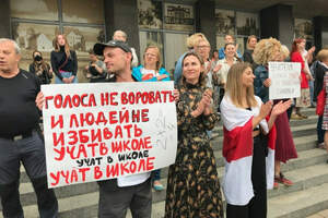 Акция поддержки учителей прошла в Минске в ответ на совет Лукашенко 