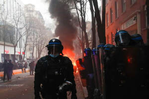 Массовые протесты идут во Франции, полиция применила газ. Видео 