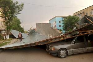 Ураган сорвал крыши домов в Шымкенте. Видео 