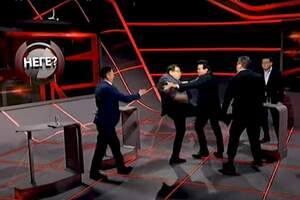 Скандал на ток-шоу: Ермурат Бапи ударил лидера ОСДП. Видео 
