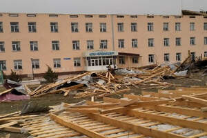 Шквальным ветром сорвало крышу школы в Казахстане 