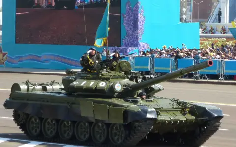 Танк Т-72Б Вооружённых сил Казахстана на параде