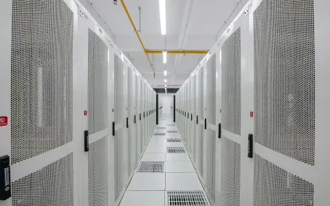 Серверные стойки в центре обработки данных