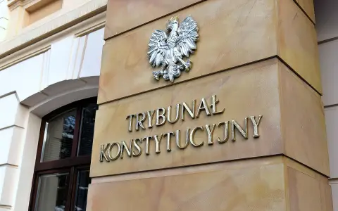Табличка у входа в Конституционный трибунал в Варшаве