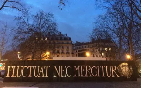 Надпись Fluctuat nec mergitur на площади Республики в Париже