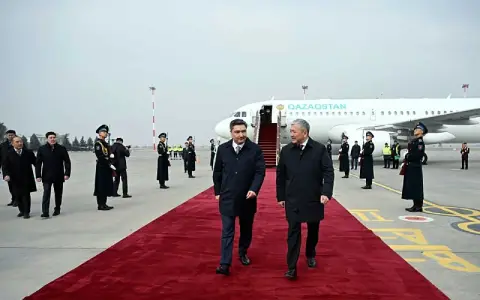 А.Касымалиев встречает О.Бектенова в аэропорту «Манас», 29 октября 2026 года