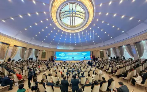 Зал Второго форума межрегионального сотрудничества Казахстана и Кыргызстана в Бишкеке