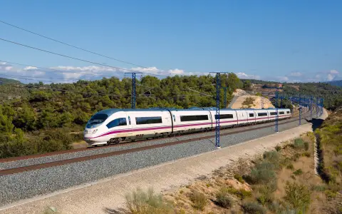 Скоростной поезд AVE серии 103 компании Renfe, сентябрь 2012 года (архивный снимок)