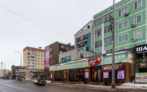 Улица с магазинами и кафе в Астане, февраль 2019 года