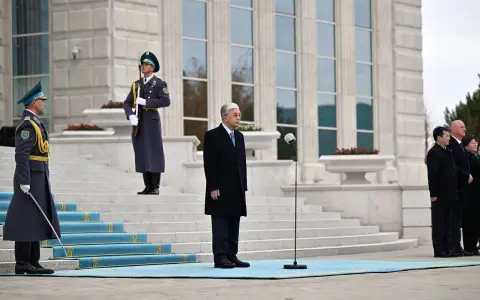 Қ.Тоқаев Ақорда алдында Мемлекеттік туды көтеру рәсімінде