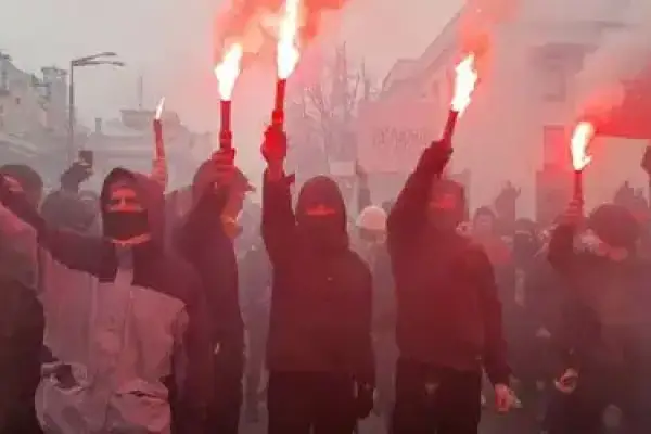 Беспорядки на Украине. Националисты жгли офис Зеленского. Видео