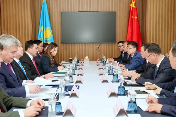 Встреча Е.Аккенженова с президентом CNPC Чжоу Синьхуаем в Астане