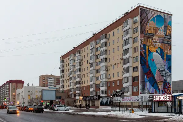 Жилой дом с муралом на улице Астаны, февраль 2019 года