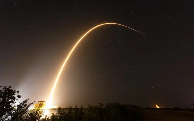 Ночной старт ракеты Falcon 9 со спутниками Starlink