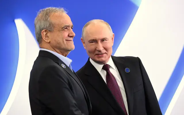 В.Путин и М.Пезешкиан перед пленарным заседанием саммита ФСЭГ в Москве