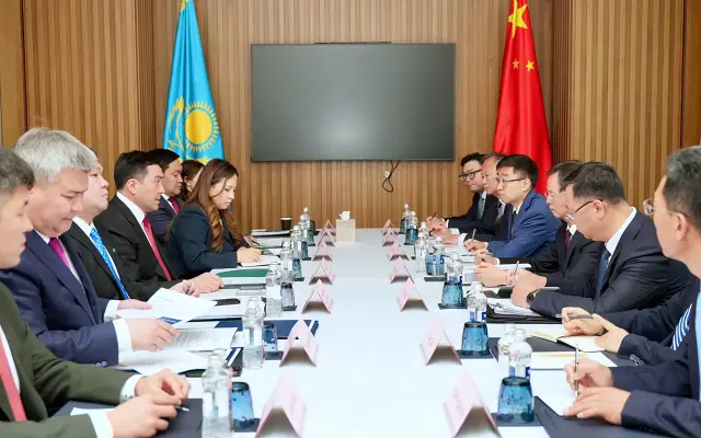 Встреча Е.Аккенженова с президентом CNPC Чжоу Синьхуаем в Астане