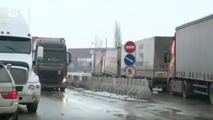 Пломбой по фурам. Кыргызстан обвинил Казахстан в слежке за грузовиками — видео