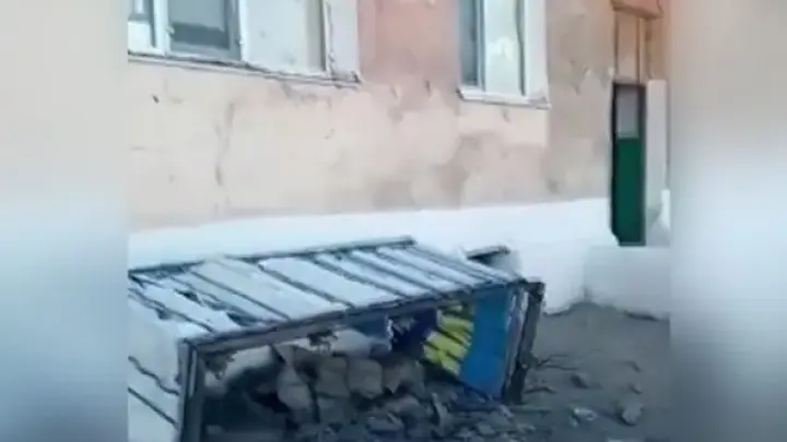 Люди рухнули с балконом. ЧП в Карагандинской области