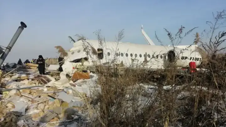 Одна из причин крушения самолета Bek Air — афёры с землёй возле взлетной полосы