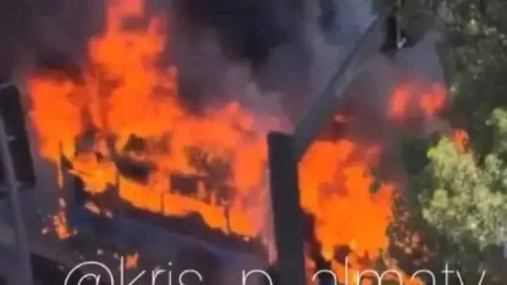 Маршрутный автобус сгорел в Алматы. Видео
