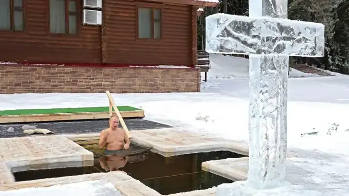 Путин искупался в проруби. Видео
