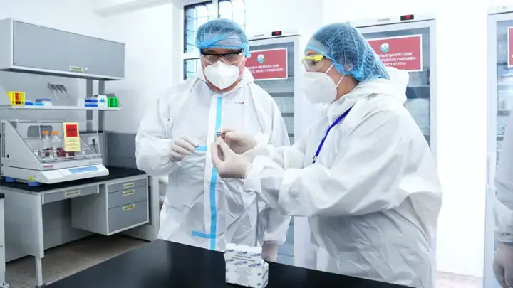 Казахстан приступает к вакцинации вакциной QazCovid-in