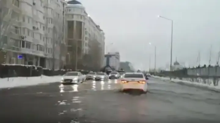 Нур-Султан затопило. По улицам плавают автомобили — видео