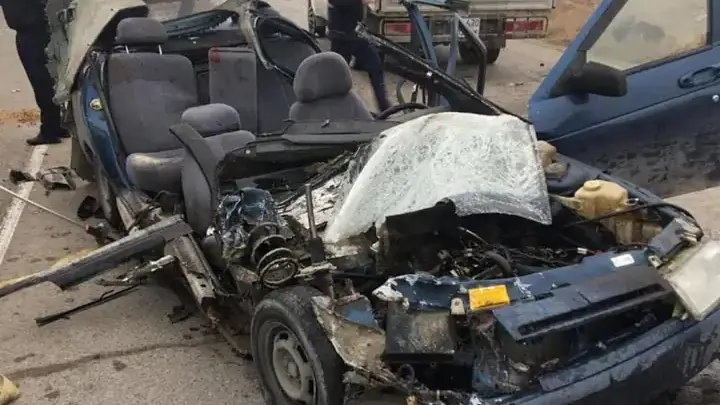 Вскрыло как консерву: авто столкнулось с трактором на трассе Жанаозен-Кызылсай