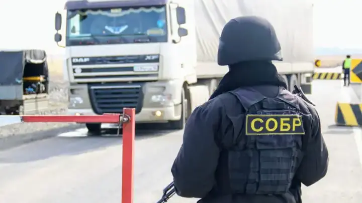 Акмолинец контрабандой провозил людей через блокпосты