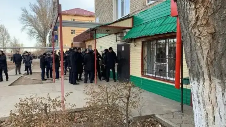 ЧП в Уральске: мужчина с гранатой удерживает заложника