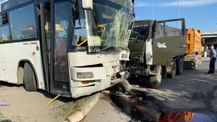 КамАЗ врезался в автобус в Нур-Султане. Видео
