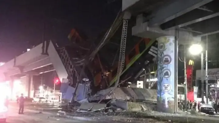 Метромост в Мехико рухнул с идущим по нему поездом. 13 погибших. Видео