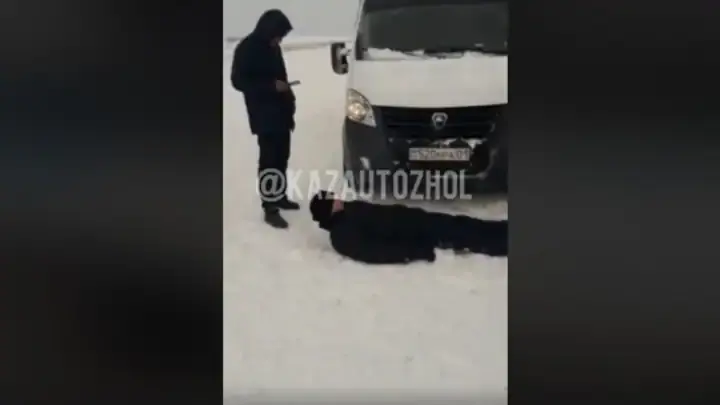Полицейский лег под авто, не пуская на закрытую трассу Нур-Султан - Темиртау
